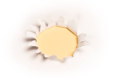 Sarı arkaplandaki beyaz kağıtta bir delik, boşluğu kopyala. 