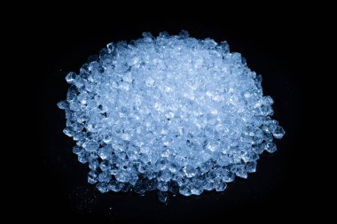 Siyah arkaplanda buz kristal küpleri, metin veya tasarım için boşluk.