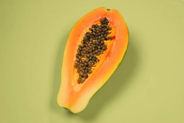 緑の背景にパパイヤの果物 熱帯果実 半パパイヤ — ストック写真