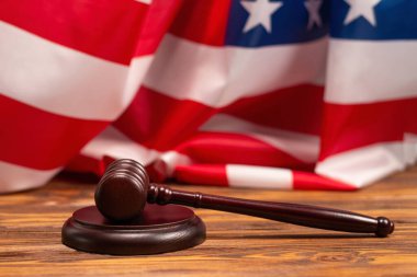 Tahta Yargıç Tokmak ve Amerikan bayrağı arka planında ses panosu. Hukuk sistemi kavramsal.