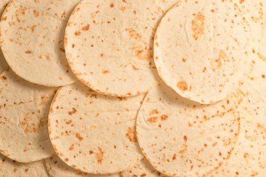 Pitta ekmeği beyaz arka planda izole edilmiş. Üst görünüm. 