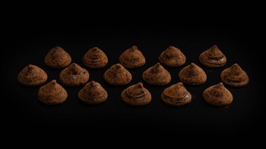 Siyah arka planda çikolatalı trüf. Çikolatalı şekerler.. 