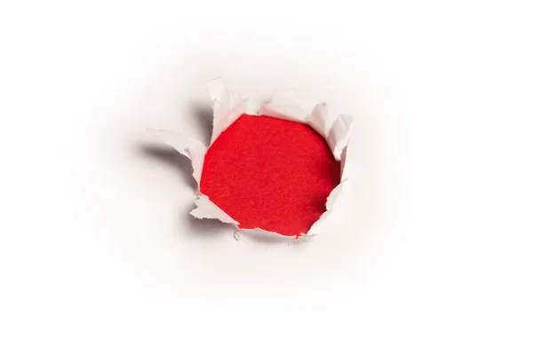 Dziura Białym Papierze Czerwonym Tle Przestrzeń Kopiowania — Zdjęcie stockowe