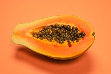 Turuncu arka planda Papaya meyvesi. Tropik meyve. Yarım papaya.. 