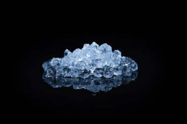 Siyah arkaplanda buz kristal küpleri, metin veya tasarım için boşluk.