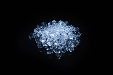 Siyah arkaplanda buz kristal küpleri, metin veya tasarım için boşluk.