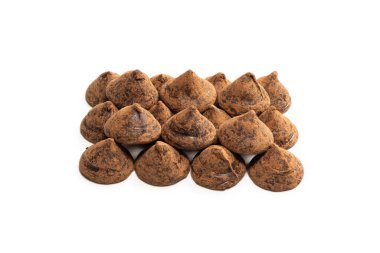 Beyaz arka planda izole edilmiş çikolatalı mantarlar. Çikolatalı şekerler.. 