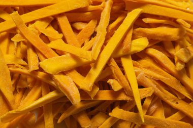 Arka plan olarak kuru, lezzetli mango dilimleri. Üst görünüm. 