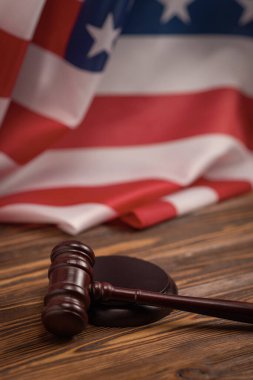 Tahta Yargıç Tokmak ve Amerikan bayrağı arka planında ses panosu. Hukuk sistemi kavramsal.