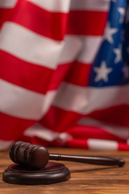 Tahta Yargıç Tokmak ve Amerikan bayrağı arka planında ses panosu. Hukuk sistemi kavramsal.