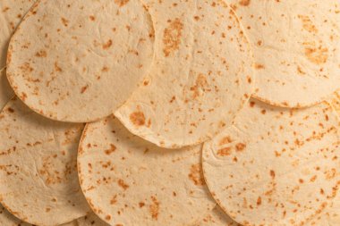 Pitta ekmeği beyaz arka planda izole edilmiş. Üst görünüm. 