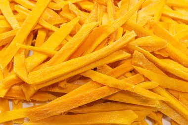 Arka plan olarak kuru, lezzetli mango dilimleri. Üst görünüm. 