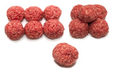 Beyaz arkaplanda çiğ et topları izole.