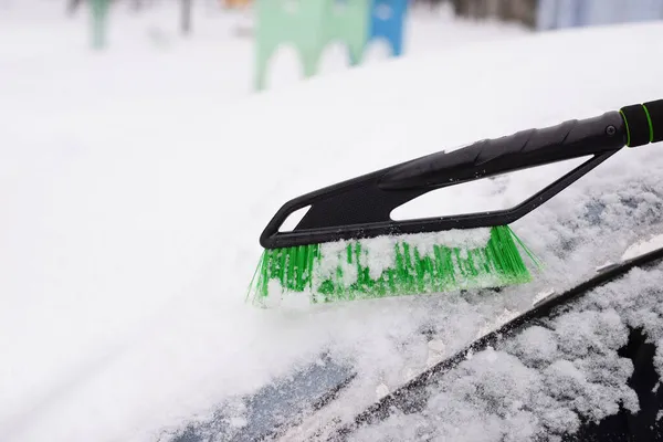 Kar Temizleme Karlı Araba Kadın Arabayı Kardan Temizliyor — Stok fotoğraf