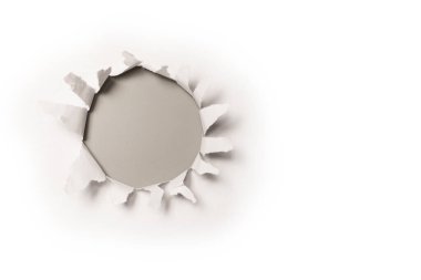 Gri arkaplandaki beyaz kağıtta bir delik, boşluğu kopyala. 