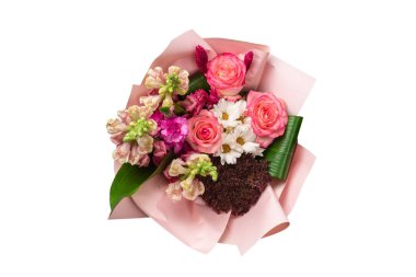 Pembe ambalaj kağıdında bir buket yumuşak pembe çiçek. Beyaz bir arkaplanda izole edilmiş.