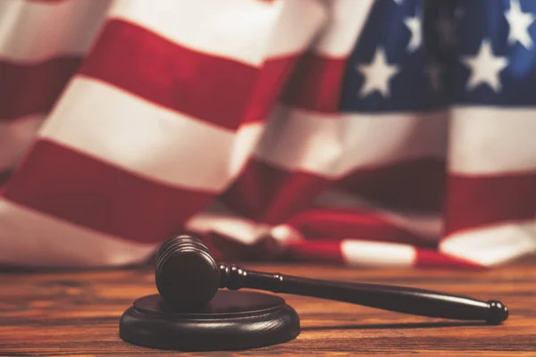 Деревянный Судья Молоток Звуковая Доска Фоне Американского Флага Концептуальная Система — стоковое фото