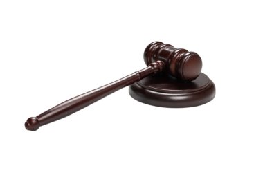 Tahta yargıç tokmak ve ses panosu beyaz arka planda izole edildi. Hukuk sistemi kavramsal.