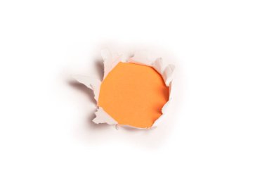 Turuncu arkaplandaki beyaz kağıtta bir delik, boşluğu kopyala. 