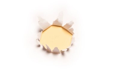 Sarı arkaplandaki beyaz kağıtta bir delik, boşluğu kopyala. 