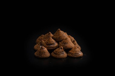 Siyah arka planda çikolatalı trüf. Çikolatalı şekerler.. 