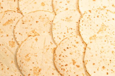 Pitta ekmeği beyaz arka planda izole edilmiş. Üst görünüm. 