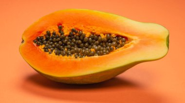Turuncu arka planda Papaya meyvesi. Tropik meyve. Yarım papaya.. 