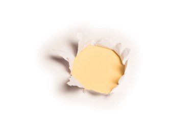 Sarı arkaplandaki beyaz kağıtta bir delik, boşluğu kopyala. 