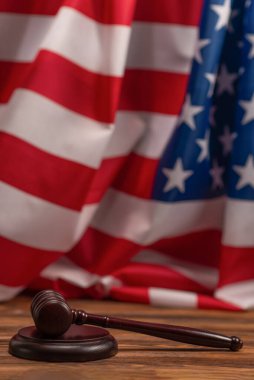 Tahta Yargıç Tokmak ve Amerikan bayrağı arka planında ses panosu. Hukuk sistemi kavramsal.