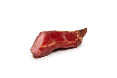 Beyaz arka planda izole edilmiş tütsülenmiş et. Üst görünüm. 