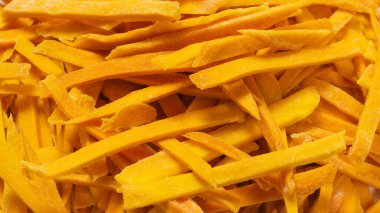 Arka plan olarak kuru, lezzetli mango dilimleri. Üst görünüm. 