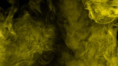 Siyah arka planda sarı buhar. Boşluğu kopyala.