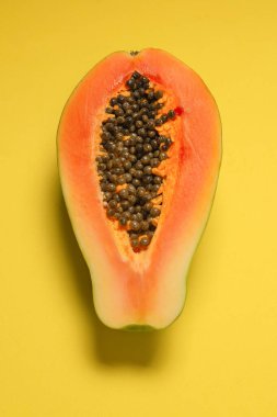 Sarı arka planda Papaya meyvesi. Tropik meyve. Yarım papaya.. 
