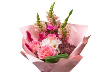 Pembe ambalaj kağıdında bir buket yumuşak pembe çiçek. Beyaz bir arkaplanda izole edilmiş.