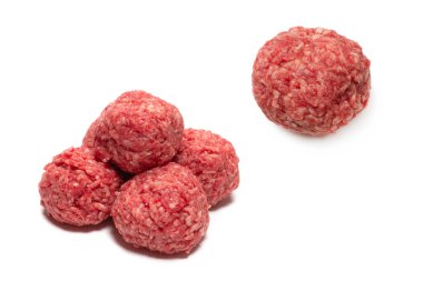 Beyaz arkaplanda çiğ et topları izole.