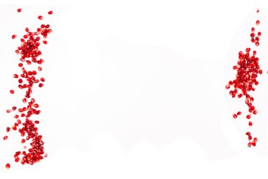 Beyaz üzerine izole edilmiş tatlı nar tohumları..