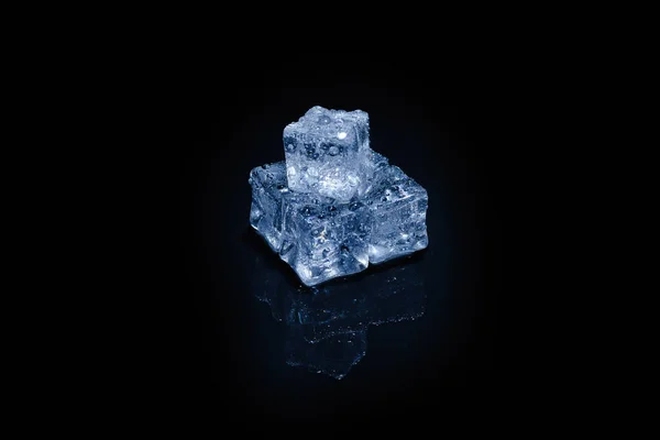 黒の背景に氷の結晶キューブ テキストやデザインのためのスペース — ストック写真