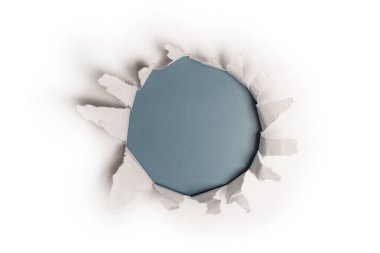 Mavi arkaplandaki beyaz kağıtta bir delik, boşluğu kopyala. 