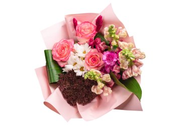 Pembe ambalaj kağıdında bir buket yumuşak pembe çiçek. Beyaz bir arkaplanda izole edilmiş.