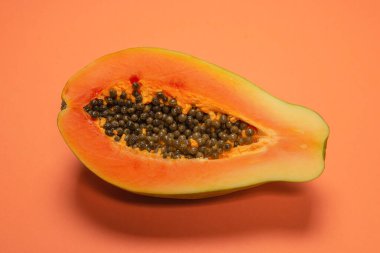 Turuncu arka planda Papaya meyvesi. Tropik meyve. Yarım papaya.. 