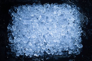 Siyah arkaplanda buz kristal küpleri, metin veya tasarım için boşluk.