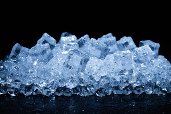 Eiskristallwürfel Auf Schwarzem Hintergrund Platz Für Text Oder Design — Stockfoto