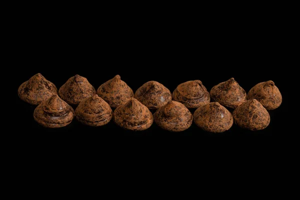 Siyah Arka Planda Çikolatalı Trüf Çikolatalı Şekerler — Stok fotoğraf