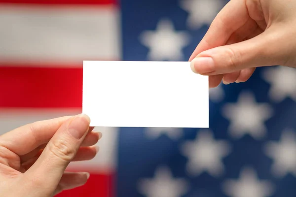 Carta Vuota Mano Alla Donna Ricevuto Sfondo Bandiera Americana — Foto Stock