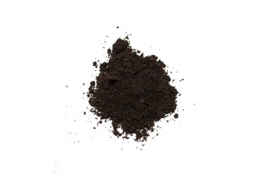 Beyaz arka planda izole edilmiş bitkiler için kara toprak. Yer deseni.