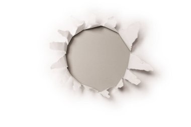 Gri arkaplandaki beyaz kağıtta bir delik, boşluğu kopyala. 