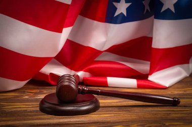 Tahta Yargıç Tokmak ve Amerikan bayrağı arka planında ses panosu. Hukuk sistemi kavramsal.