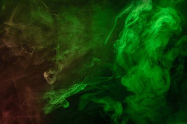 Siyah arka planda yeşil ve pembe buhar. Boşluğu kopyala.