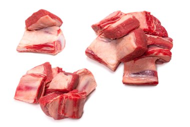 Beyaz arka planda çiğ pirzola. Üst görünüm. 