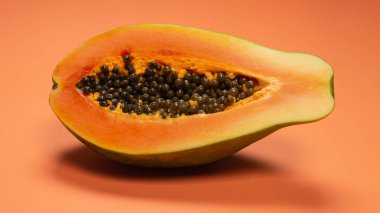 Turuncu arka planda Papaya meyvesi. Tropik meyve. Yarım papaya.. 